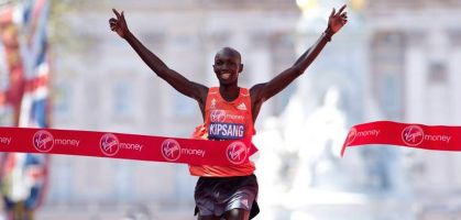 Com que sapatilhas correu o vencedor da Maratona de Londres?