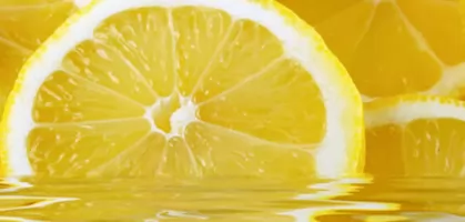  7 benefici di bere acqua calda con limone al mattino