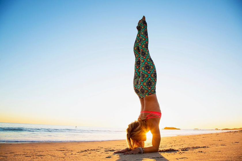 Yoga-Haltungen-über-den-Kopf