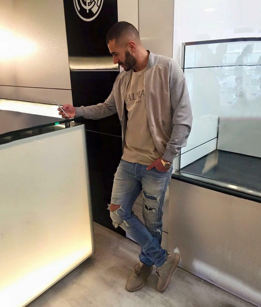 karim benzema con sneakers adidas yeezy boost