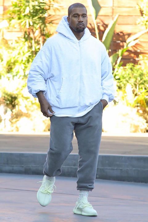 Kanye West con l'adidas yeezy boost 350 v2