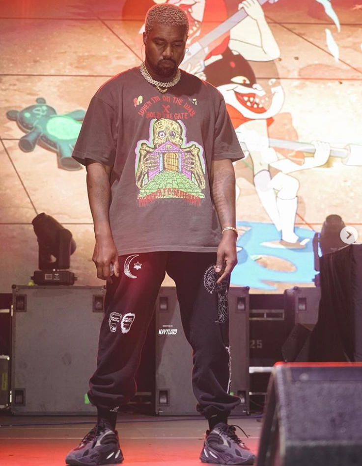 Kanye West con la Yeezy 700 V2