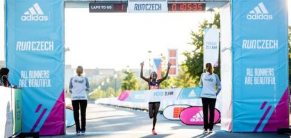 Peres Jepchirchir pulveriza el récord del mundo femenino en 21k con las adidas Adizero Adios Pro