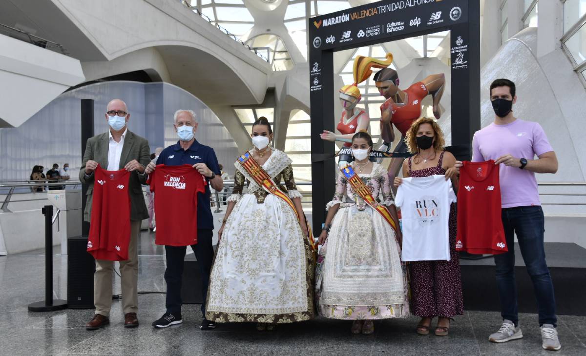 Maratón Valencia y New Balance presentan la camiseta oficial de la prueba con una escena fallera