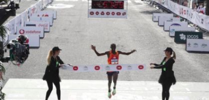Kiplimo batte il record mondiale di mezza maratona con le Nike Vaporfly Next 2