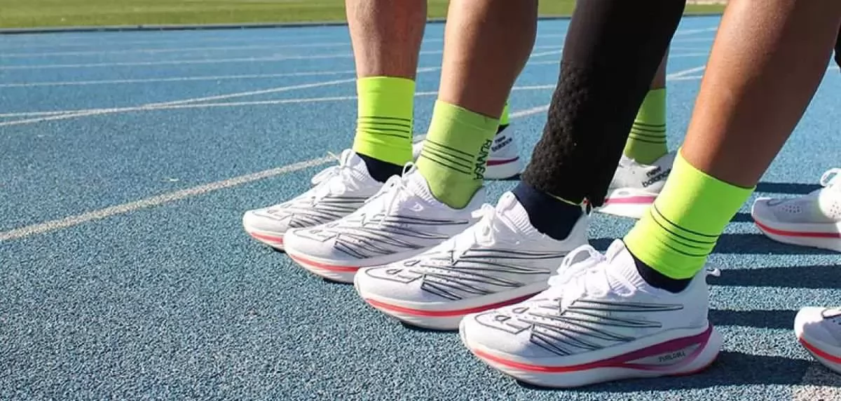 ¿Ayudan las zapatillas con placa de carbono a mejorar el rendimiento en runners populares sin una buena técnica de carrera?