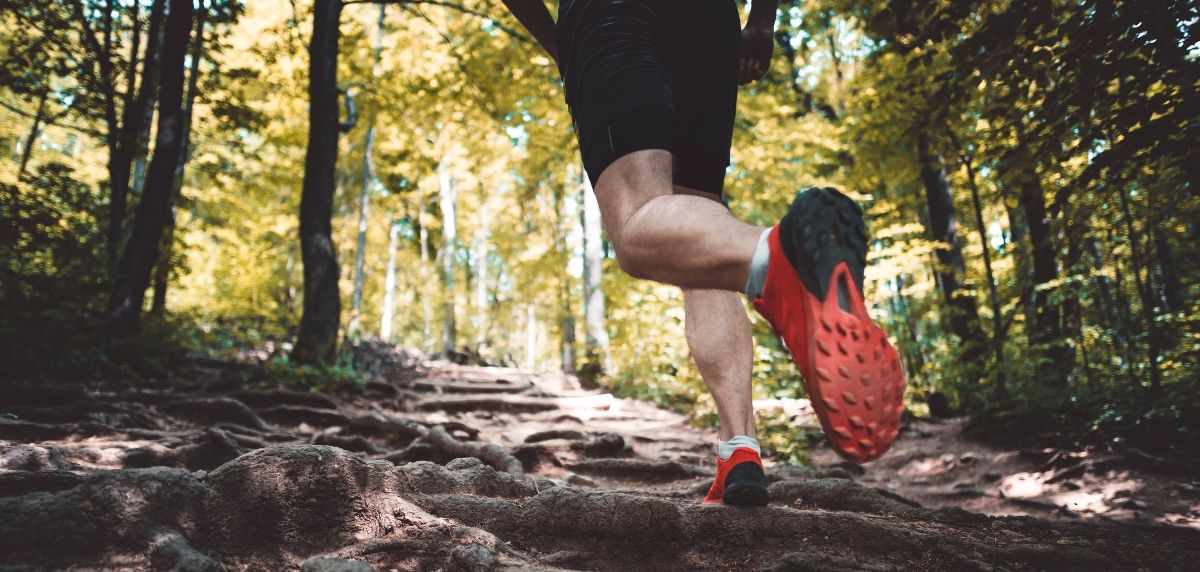 As melhores sapatilhas de trail running maximalistas para correr com uma parte superior almofadada