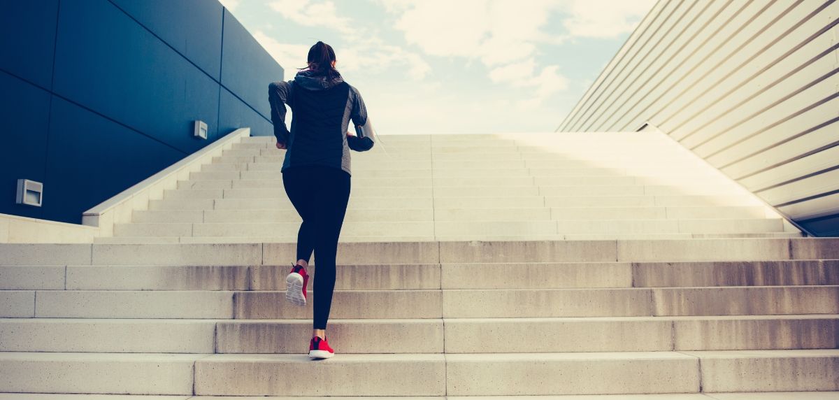 Stair training: 5 benefits of climbing and descending stairs