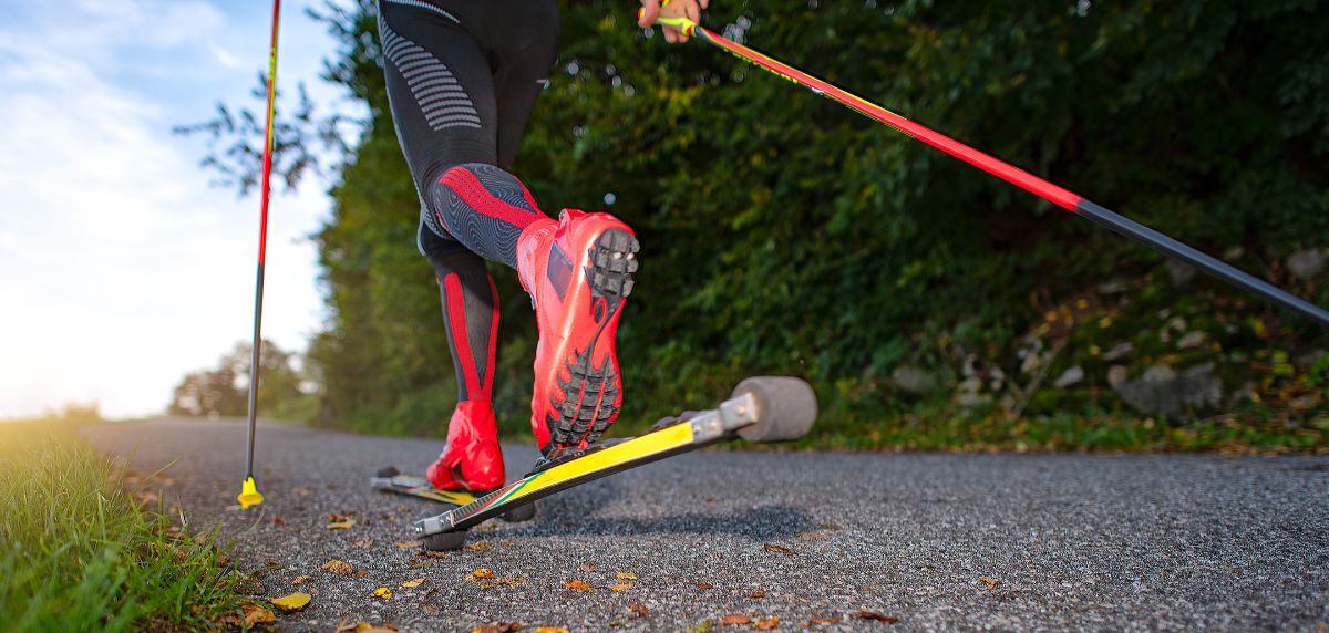O que é o rollerskiing e como pode ajudá-lo a melhorar o seu desempenho como corredor de montanha?