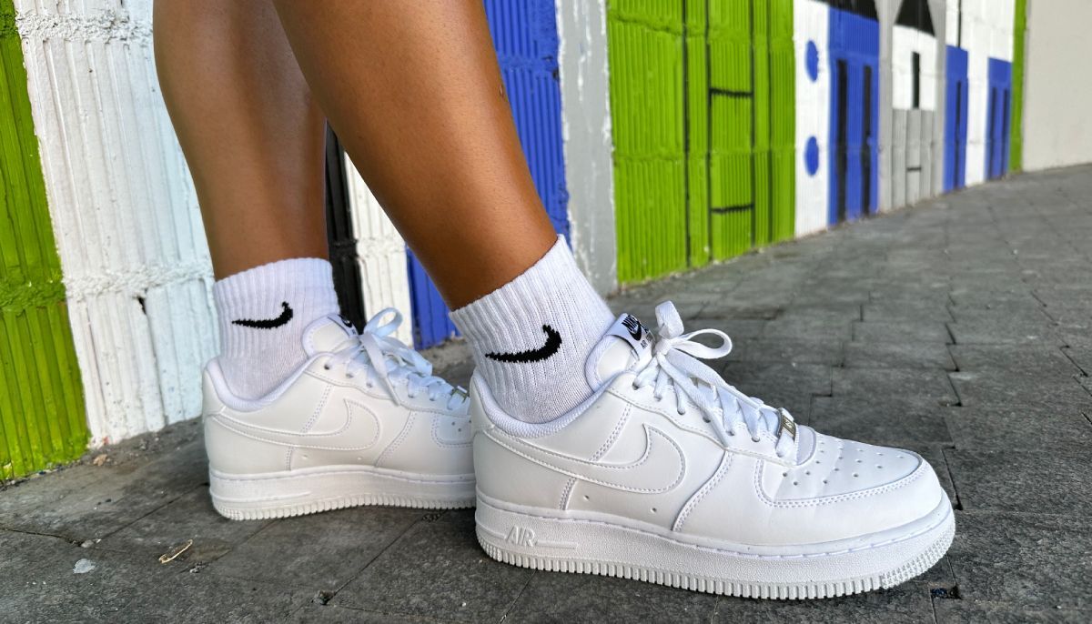 Por qué las zapatillas Nike Air Force 1 blancas de mujer son las más  virales de los últimos años?