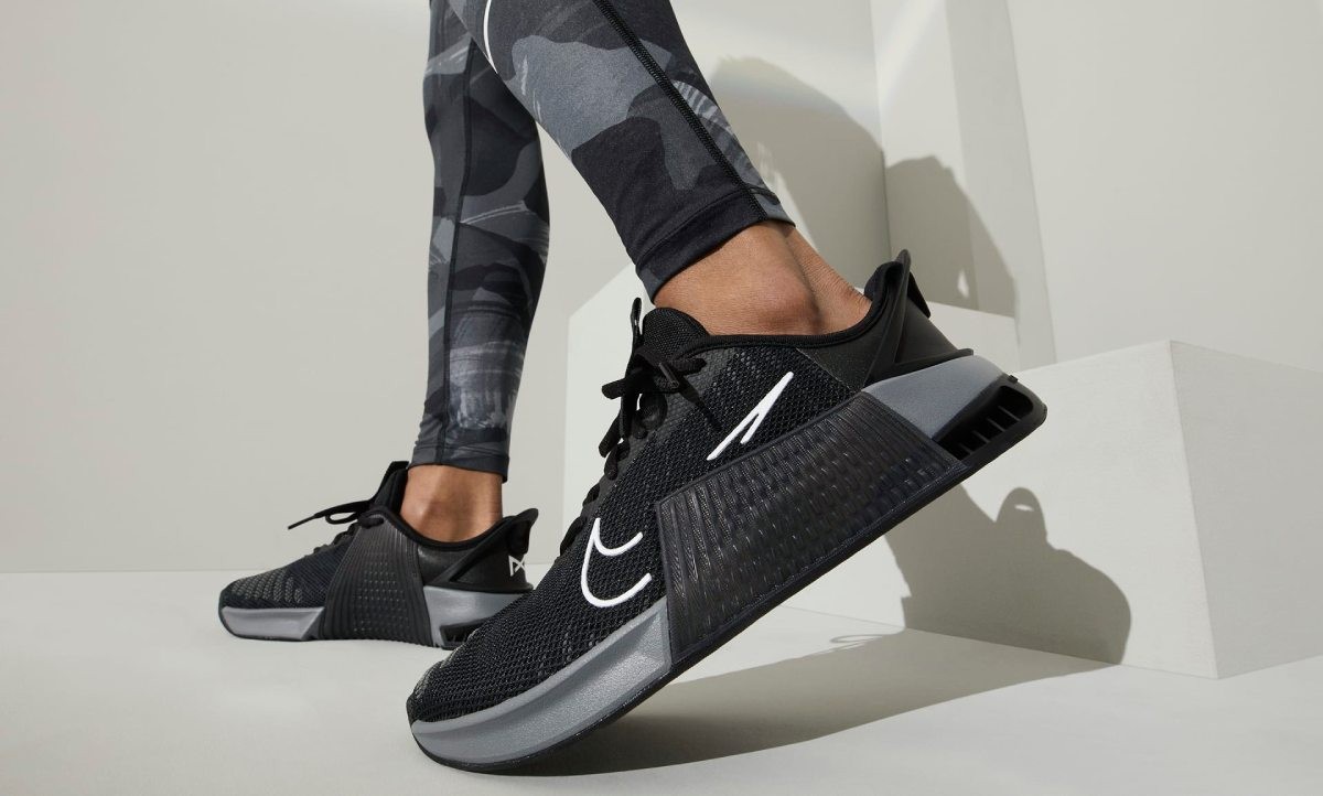 Nike Metcon 9 sneakers in black & gray