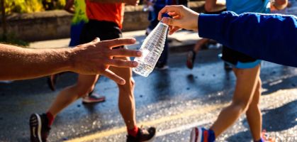 Hidratación y running: cómo beber agua y una buena bebida isotónica para evitar la deshidratación al correr