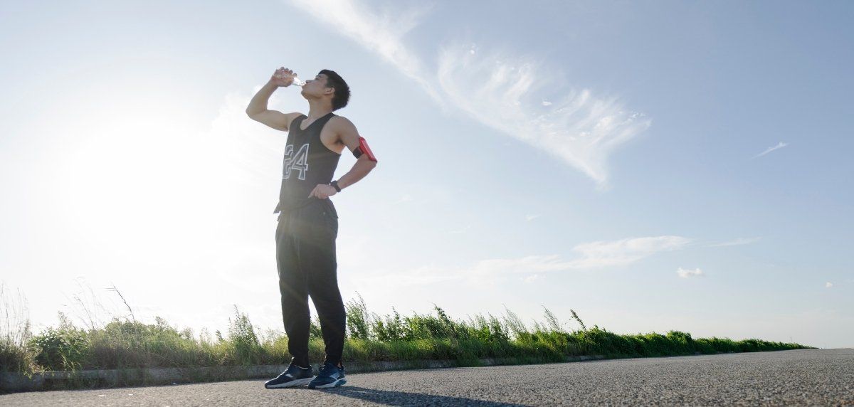 Melhore o seu desempenho na corrida: eis o que precisa de saber sobre como se hidratar corretamente em climas quentes.