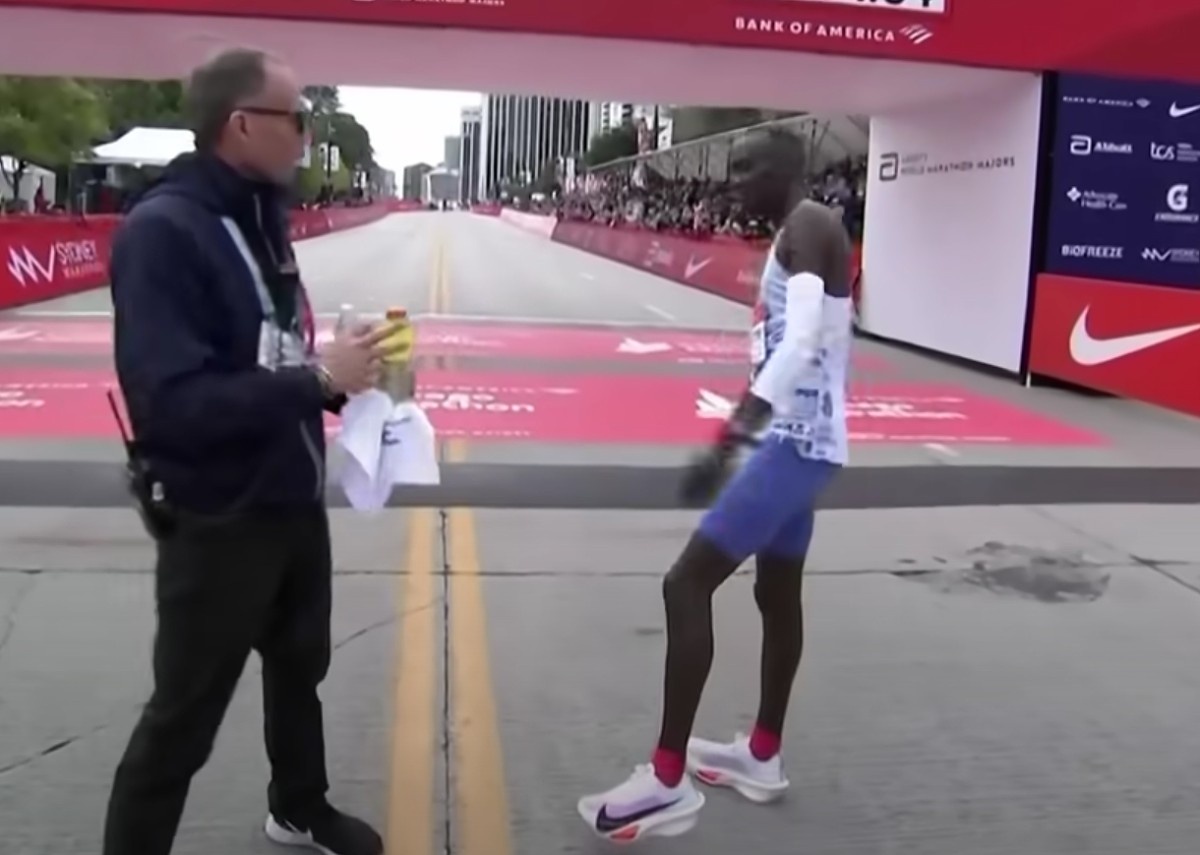 Kelvin Kiptum breaks the world record at the Chicago Marathon and puts Nike back in the spotlight