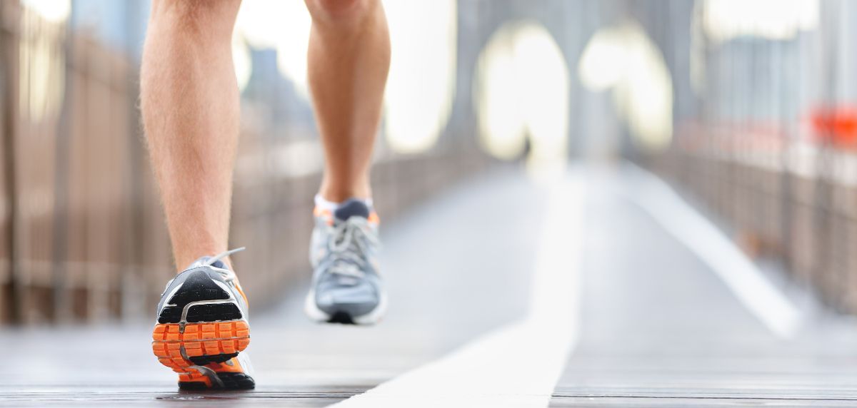 Las zapatillas de hombre para andar más recomendadas a partir de los 50  años según un podólogo