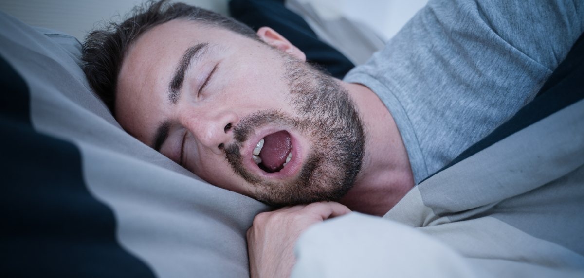 La peligrosa moda de dormir con un esparadrapo en la boca 