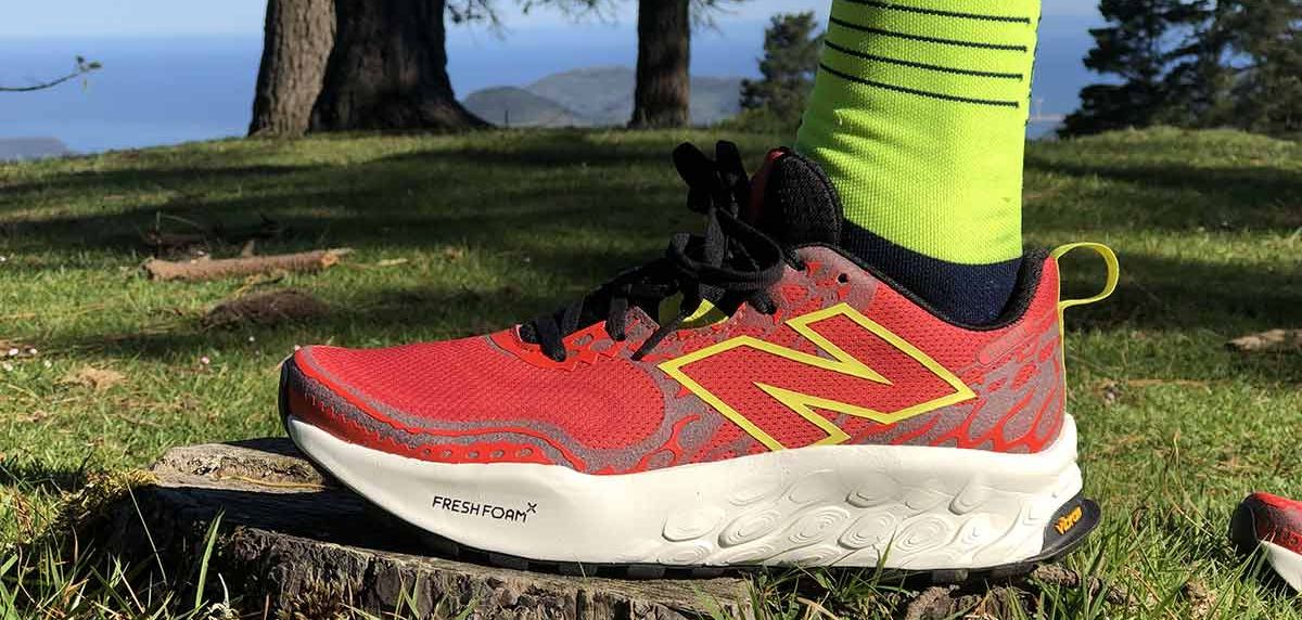 Terrain difficile, solution facile : New Balance Fresh Foam X Hierro v8, les chaussures trail running qui vous emmènent plus loin.