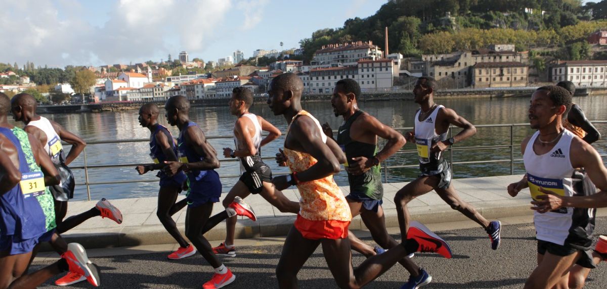 A Meia Maratona do Porto 2024: correr, divertir-se e descobrir uma cidade fascinante com sapatilhas de running seus sapatilhas de running 