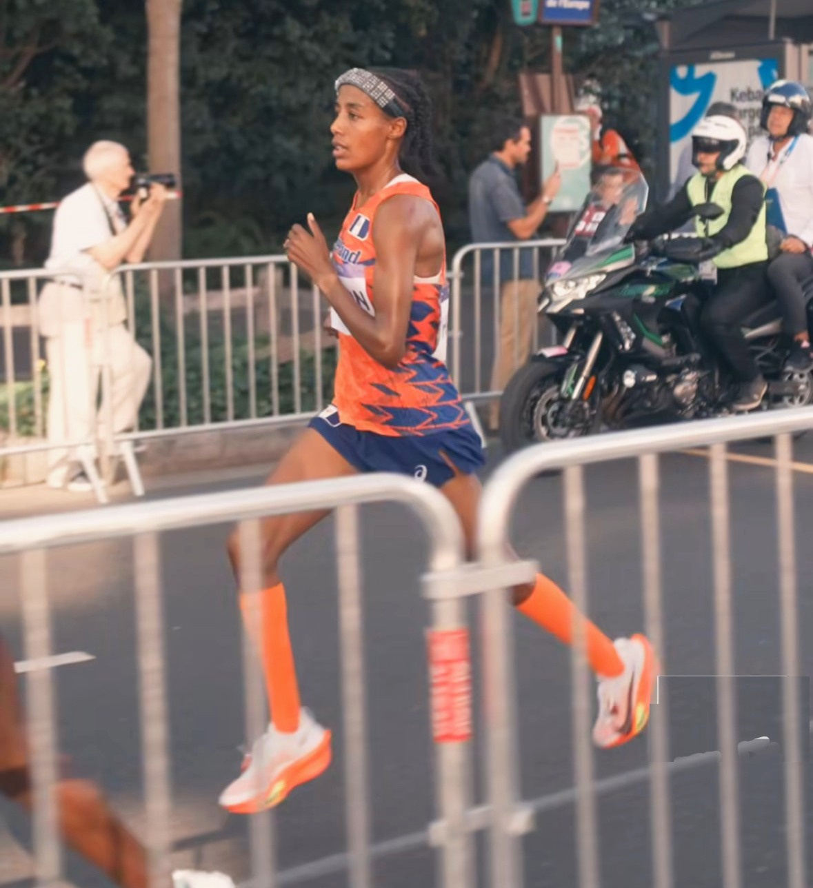 Nike badet im Gold des olympischen Marathons der Frauen in Paris