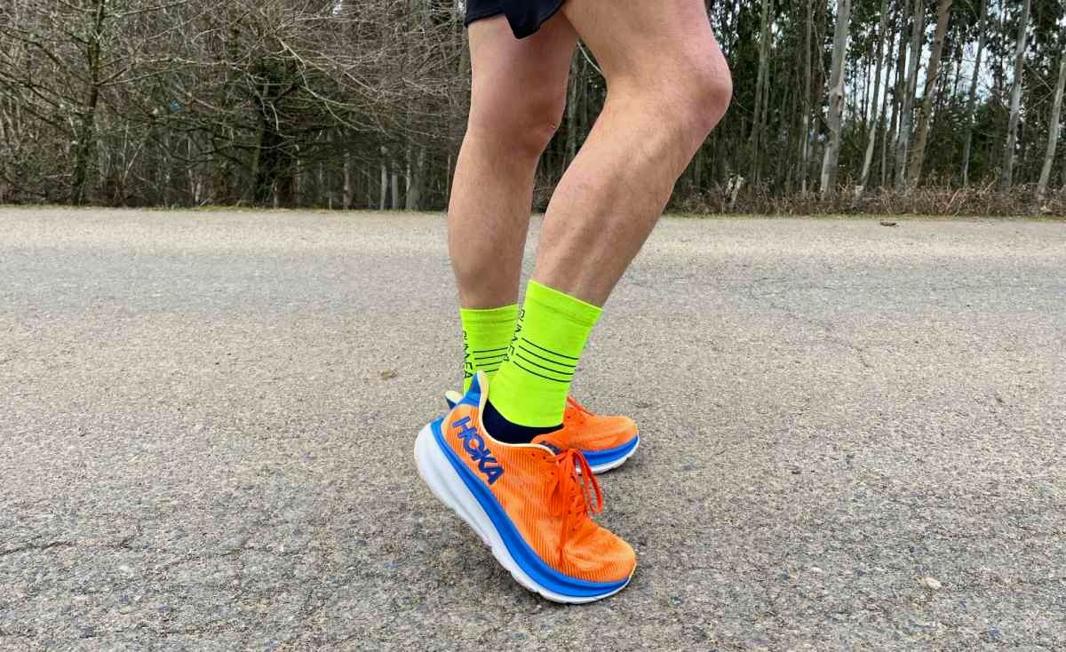 Asics Novablast 4 vs. Hoka Clifton 9: la battaglia tra gli 2 scarpe running più cercati su Google