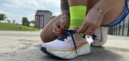 Vous courrez dans un confort maximal en choisissant la nouvelle chaussure New Balance Fresh Foam X More v5, et vous sentirez la différence. 