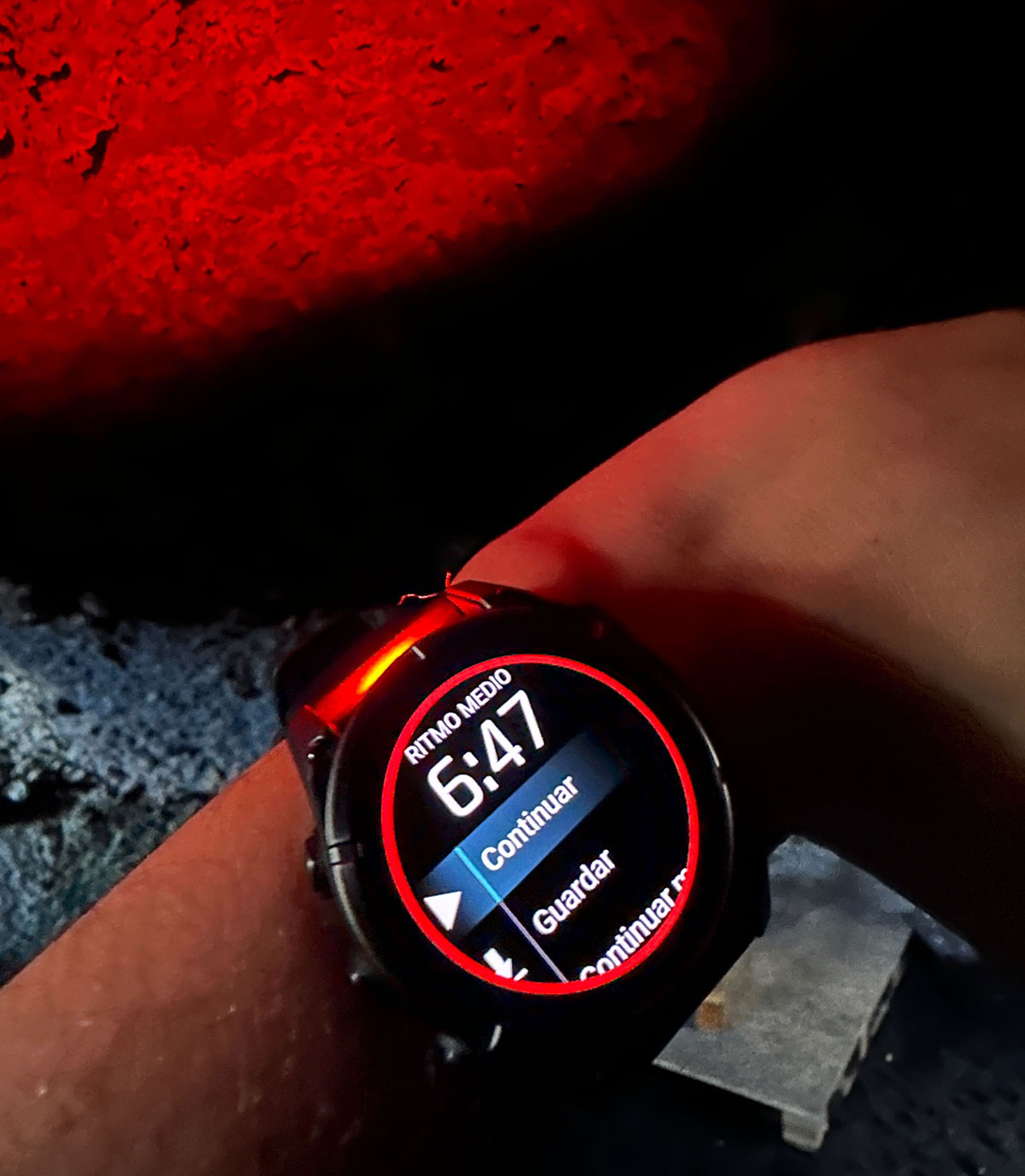 Garmin Fenix 8, Intelligente Taschenlampe: Beleuchtung, die mit Ihnen Schritt hält