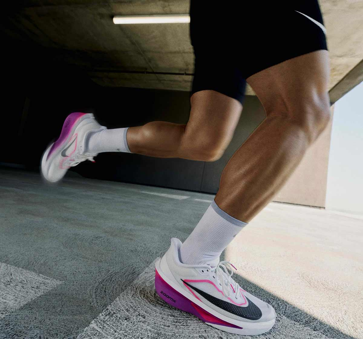 La Nike Zoom Fly 6: la scarpa mista che assomiglia alla Alphafly e vuole diventare la più venduta del marchio