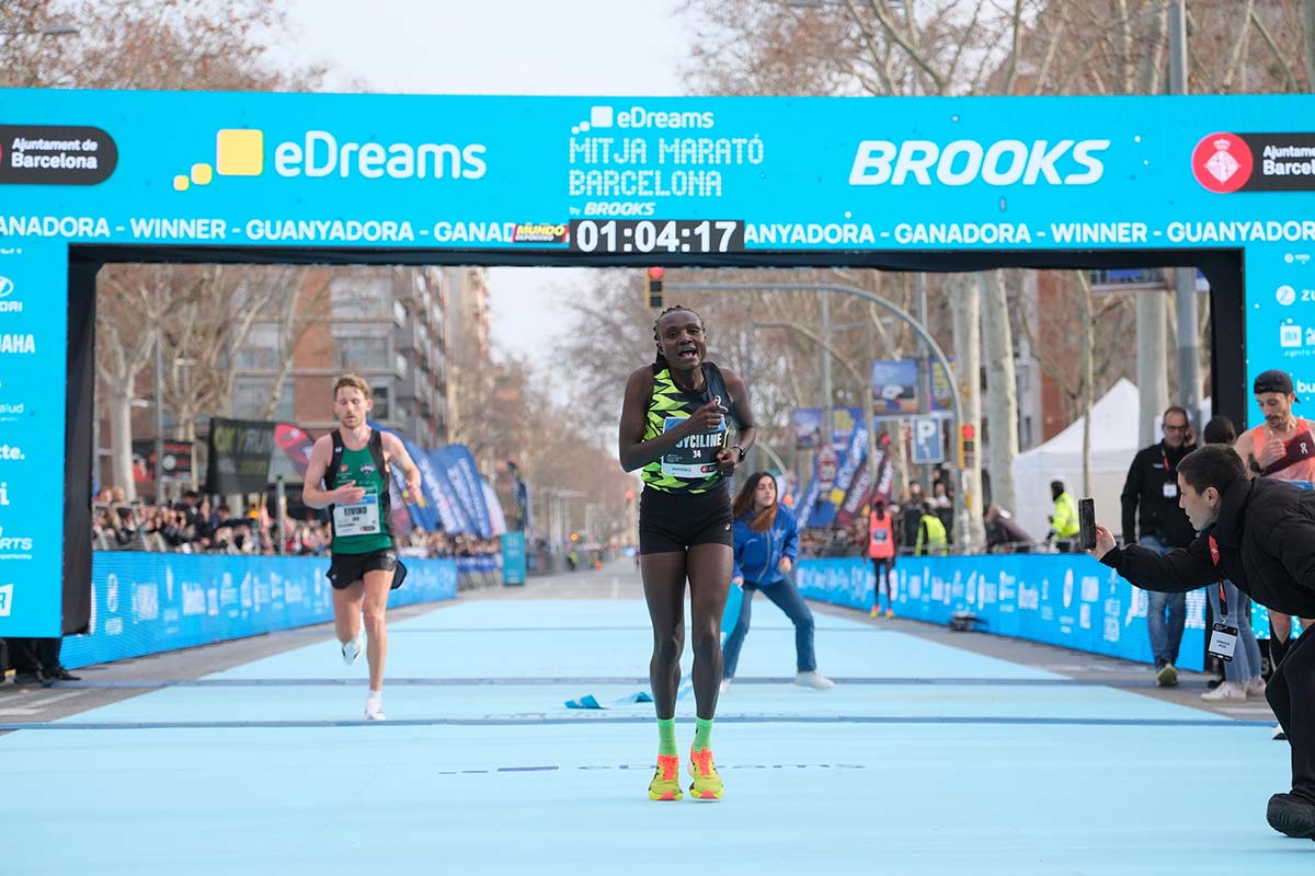 Jepkosgei brilla con luz propia y bate el récord de la prueba