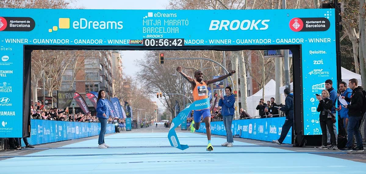 Clasificación Mitja Marató Barcelona 2025: Kiplimo fulmina el récord del mundo de media maratón, mejorando en 48 segundos la anterior plusmarca mundial
