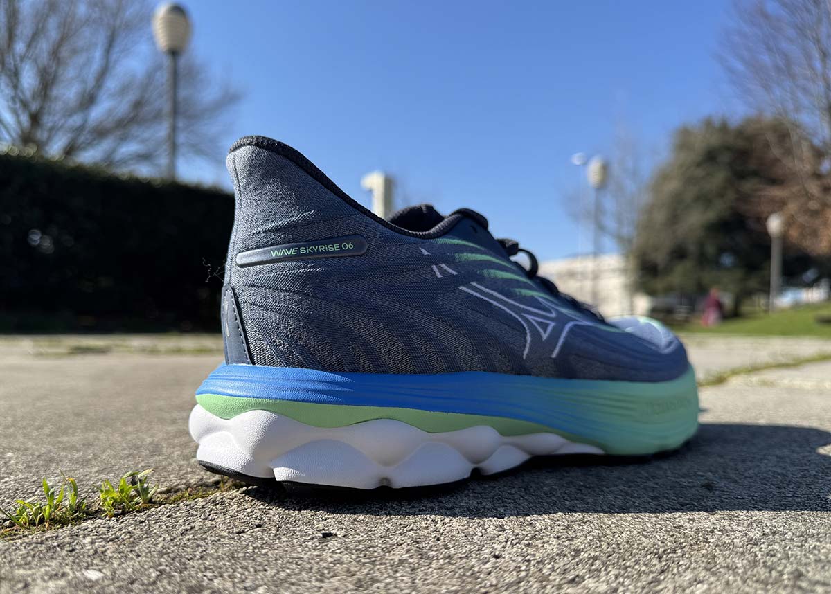 Mizuno Wave Skyrise 6 : Tige supérieure en tissu Smooth Stretch Woven
