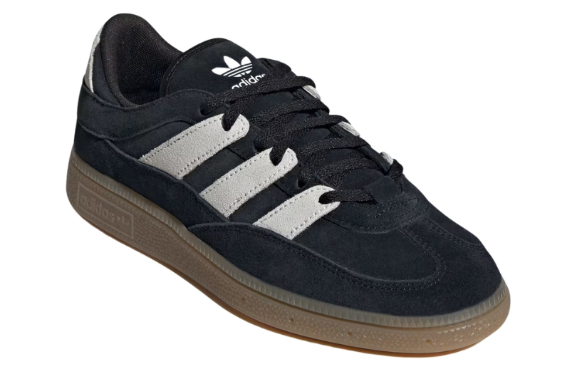 La nouvelle adidas Handball Spezial ST est un excellent choix pour n'importe quelle collection et une chaussure indispensable pour n'importe quelle garde-robe