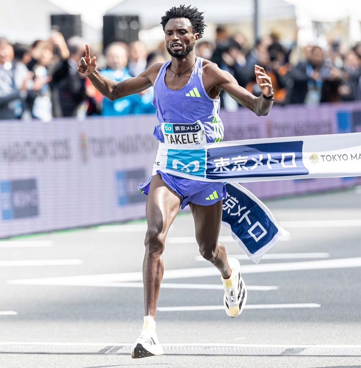 Podio de zapatillas voladoras en categoría masculina Maratón Tokio 2025