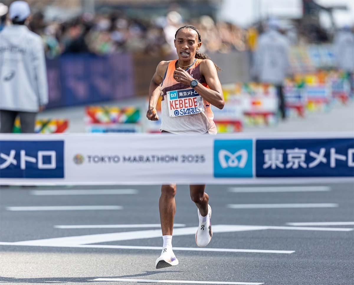 Podio de zapatillas voladoras en categoría femenina Maratón Tokio 2025
