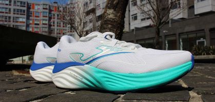 Suchen Sie ein zuverlässiges Hybrid-Modell? Der JOMA R6000 bietet die perfekte Kombination aus Dämpfung, Leichtigkeit und Zuverlässigkeit für Ihr Training