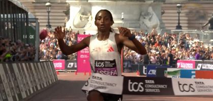 Classifica della Maratona di Londra 2025: un nuovo record di tutti i tempi per Tigist Assefa, con le scarpe adidas che fanno la differenza