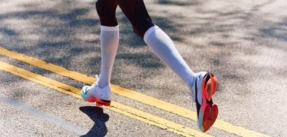 Les chaussures de running de compétition légères PUMA Fast R NITRO Elite 3 se hissent au sommet de l'élite du marathon.
