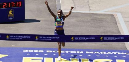Así destrozó Sharon Lokedi el récord del Maratón de Boston 2025 con unas zapatillas  voladoras de Under Armour que aún no puedes comprar
