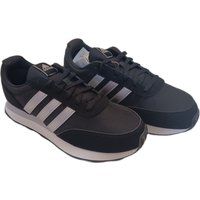 Sneakers Adidas Mujer; modelo Run 60s. Referencia HP2249 color negro con las bandas características de esta enseña en gris plata; Modelo Retrorunning inspirado en los modelos de los años 60, de ahí el nombre de la zapatilla. 310319